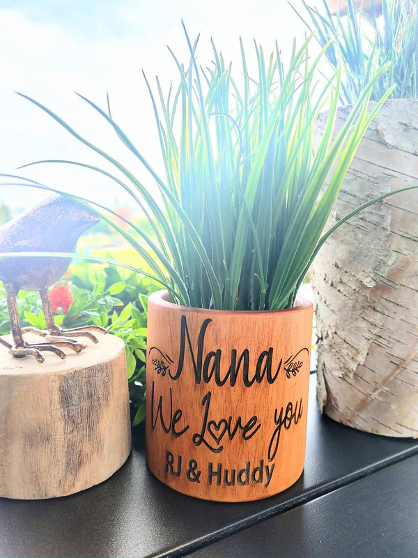 Create a Personalized Flower Pot for an Unforgettable Mother's Day Gift!